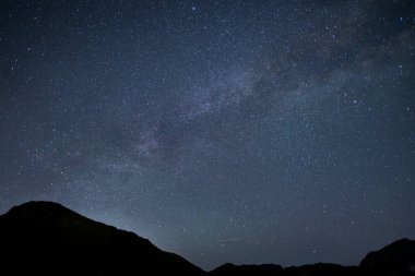 Tayvan 'ın Qingjing çiftliğinde güzel yıldızlı gece gökyüzü