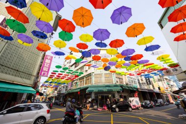 Tayvan - 02 Şubat 2024: Tayvan 'ın Kaohsiung şehrinde Hou Yi Alışveriş Sokağı' nda asılı renkli şemsiyeler