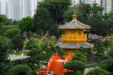  Hong Kong - 30 Mart 2024: Hong Kong 'daki Chi Lin Nunnery' de Altın Çadır