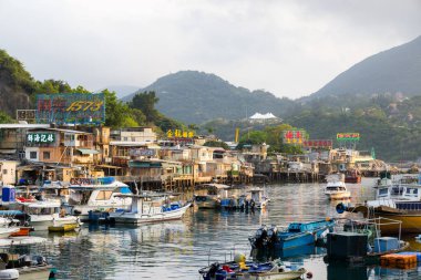 Hong Kong - 30 Mart 2024: Lei Yue Mun Deniz kenarındaki tayfun sığınağı 