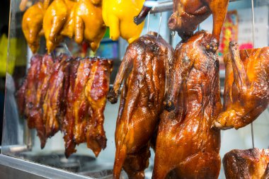 Çin mutfağında kızarmış kaz ve ördek.