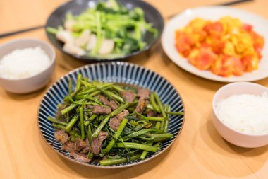 Kızarmış yumurta ve evde sebzeyle pişirilmiş Asya aile yemeği.