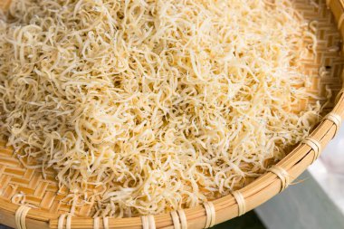 Kuru küçük balıklar deniz ürünleri dükkanında satılıyor.