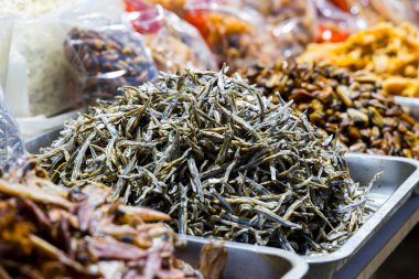 Kuru küçük balıklar deniz ürünleri dükkanında satılıyor.