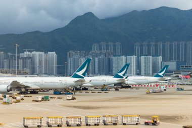 Hong Kong - 29 Nisan 2024: Uluslararası Hong Kong havaalanında park önlüğü