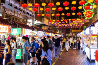 Hong Kong - 27 Nisan 2024: Geceleyin Hong Kong Tapınağı sokak pazarı