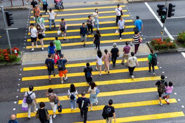 Hong Kong - 28 Nisan 2024: Zebra yolunu geçen insanların yukarıdan aşağı bakışı