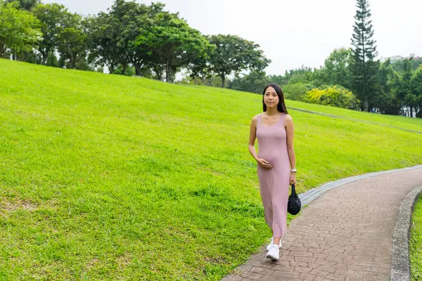 Aziatische Zwangere Vrouw Lopen Langs Het Park Stockfoto