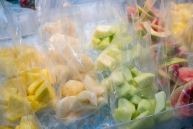 Sokak pazarındaki yerel gıda dükkanında meyvenin çeşitli dilimleri