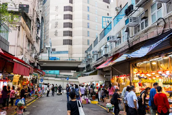 Hong Kong - 20 Haziran 2023: Causeway Bay bölgesindeki Hong Kong Bowrington Yolu Islak Pazarı