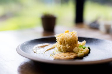 Güzel bir restoranda enfes yemekler.