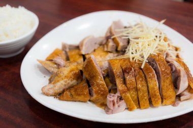 Restoranda tabakta kaz eti dilimi