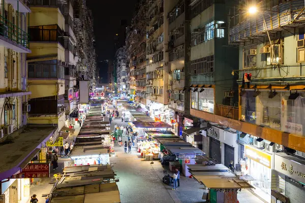 Hong Kong - 05 Nisan 2024: Mong Kok şehrinde gece Fayuen Caddesi