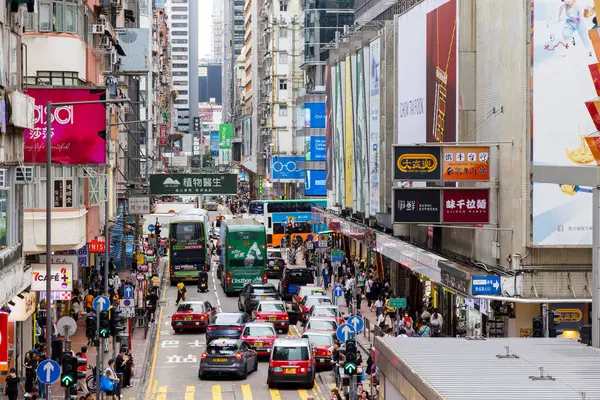 Hong Kong - 25 Nisan 2024: Yoğun trafik sıkışıklığı ile Hong Kong