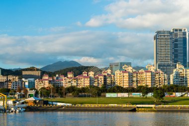 Tayvan - 14 Aralık 2023: nehir manzaralı Taipei şehri