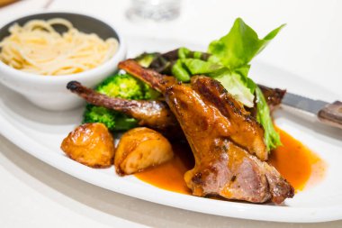 Kemik ve makarna ile kuzu eyeri