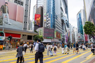 Hong Kong - 08 Nisan 2024: Causeway Bay bölgesindeki Hong Kong sokağı