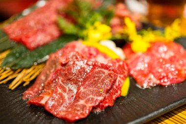 Japon Yakiniku ve restoranda taze et dilimi.