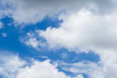 Beyaz bulutlu mavi gökyüzü