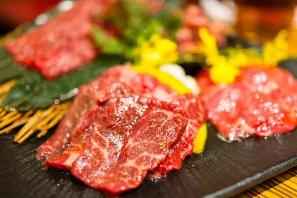 Japán Yakiniku Friss Szelet Marhahússal Étteremben Stock Kép