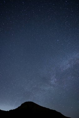 Tayvan 'ın Qingjing çiftliğinde güzel yıldızlı gece gökyüzü
