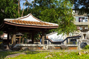 Bahçede geleneksel Çin mimarisi