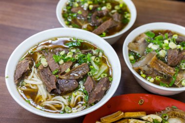 Restoranda haşlanmış etli şehriye çorbası.