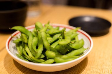 Lokantada taze pişmiş edamame