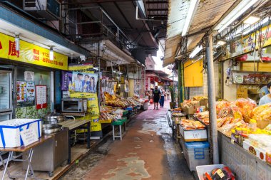 Hong Kong - 28 Nisan 2024: Yuen Long Lau Fau Shan bölgesinde Hong Kong deniz ürünleri pazarı