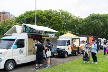 Tayvan - 05 Mayıs 2024: Yemek kamyonlu sokak pazarı karnavalı 