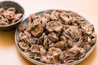 Korunmuş kuru erik yığını