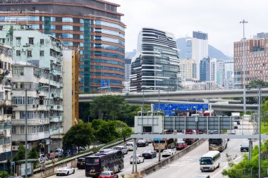 Hong Kong - 23 Haziran 2023: Hong Kong şehir yaşamı ve trafik Hung Hom bölgesinde