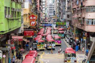 Hong Kong - 23 Haziran 2023: Hong Kong 'da trafik sıkışıklığı olan Mong Kok bölgesi