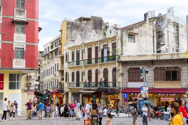 Macau - 28 Haziran 2023: Macau 'da hediyelik eşya dükkanı caddesi