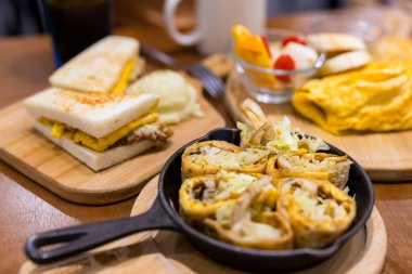 Restoranda ekmekli Tayvan yumurtası.