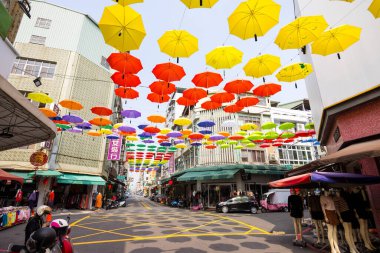 Tayvan - 02 Şubat 2024: Tayvan 'ın Kaohsiung şehrinde Hou Yi Alışveriş Sokağı' nda asılı renkli şemsiyeler