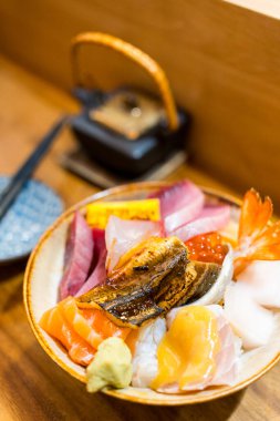 Japon saşimi pirinç kasesi restoranda.