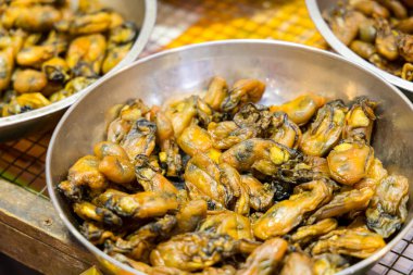 Kuru istiridye pazarda satılıyor.