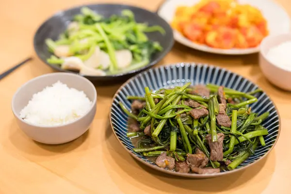 アジアの家族の夕食とフライエッグと自宅で野菜と一緒に ロイヤリティフリーのストック画像