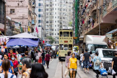 Hong Kong - 08 Nisan 2024: Kuzey noktasında Hong Kong tramvayı 