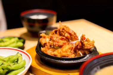 Restoranda kızarmış tavuk. 