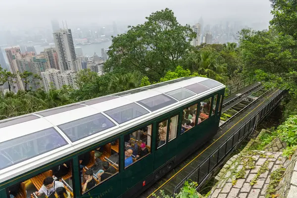 Hong Kong - 09 Nisan 2024: Hong Kong 'daki Victoria Peak tramvayı