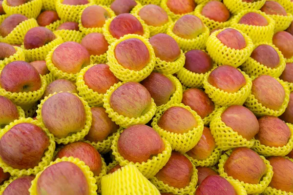 Apple Eladni Gyümölcs Boltban Piacon Stock Fotó