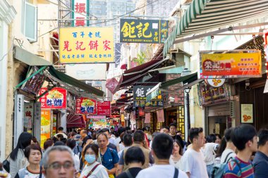 Macau - 29 Haziran 2023: Taipa 'daki hediyelik eşya caddesinde kalabalık