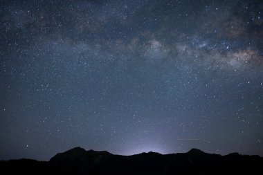 Tayvan 'ın Qingjing çiftliğinde güzel yıldızlı gece gökyüzü