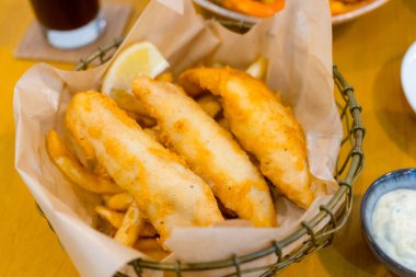 Balık ve patates kızartması geleneksel İngilizce çanağı