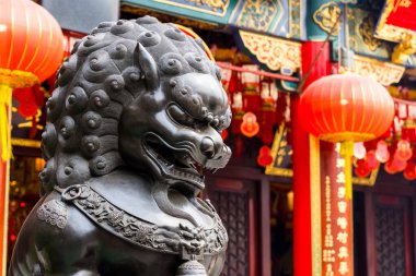 Hong Kong şehrindeki Wong Tai Sin tapınağında aslan heykeli.