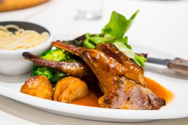 Kemik ve makarna ile kuzu eyeri