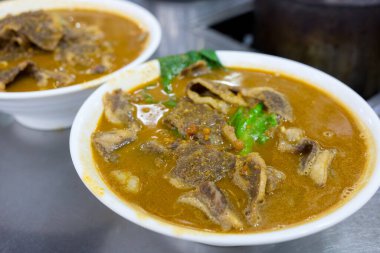 Çin mutfağında Hong Kong usulü sığır etli şehriye.