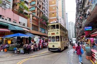 Hong Kong - 08 Nisan 2024: Kuzey noktasında Hong Kong tramvayı 